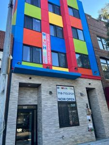 un edificio colorato con un cartello sulla parte anteriore di Moon Hotel Brooklyn a Brooklyn