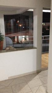 una ventana en un edificio con vistas a un edificio en Hotel Parati, en Morro da Fumaça