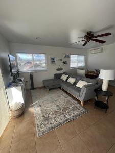 カイルアにあるKailani Loft, Kailua Coconut Grove 1-bedroomのソファと天井ファンのあるリビングルーム