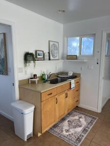 uma cozinha com um lavatório e um balcão em Kailani Loft, Kailua Coconut Grove 1-bedroom em Kailua