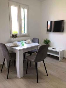 TV a/nebo společenská místnost v ubytování Apartment in Primosten - Sibenik Riviera 35564