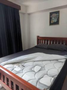 Een bed of bedden in een kamer bij Ideal Homes
