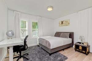 Habitación blanca con escritorio y cama en Lovely White Beach House, en Redondo Beach