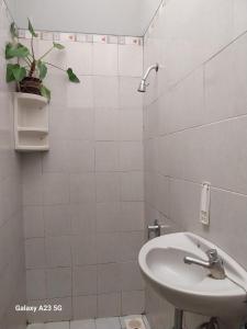un bagno bianco con lavandino e WC di CIDERES HOLIDAY HOME a Majalengka Altre 37 foto