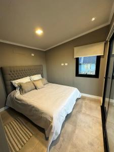 Un pat sau paturi într-o cameră la Cabaña Vinson Cabra Corral