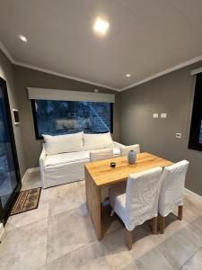 een woonkamer met een tafel en een bank bij Cabaña Vinson Cabra Corral in Coronel Moldes
