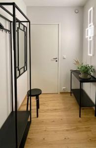 corridoio con specchio, tavolo e porta di Leilighet ved havet med utsikt over Tromsøysundet. a Tromsø