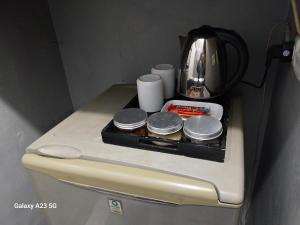 - un comptoir avec une cafetière et d'autres articles dans l'établissement CIDERES HOLIDAY HOME, à Majalengka