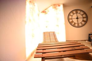 Suite Cavour Exclusive House Private Luxury SPA في برينديسي: صف من المقاعد في كنيسة مع ساعة