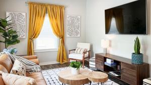un soggiorno con divano e tavolo di Hygge Hideaway Scandinavian-Inspired Athens Home ad Athens