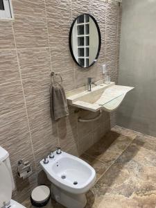 ポサーダスにあるWawa Estudio 3のバスルーム(洗面台、トイレ、鏡付)