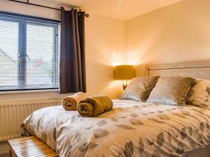 sypialnia z łóżkiem z ręcznikami w obiekcie Coopers Townhouse w mieście Worle