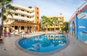 una gran piscina frente a un edificio en Hotel El Embrujo, en Ica
