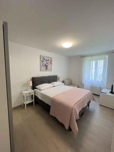 ein Schlafzimmer mit einem großen Bett mit einer rosa Decke in der Unterkunft Apartment in Primosten - Sibenik Riviera 35574 in Primošten