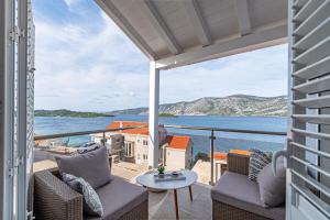 ein Balkon mit Blick aufs Wasser in der Unterkunft Apartments by the sea Kneza, Korcula - 21863 in Pupnat