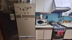 a kitchen with a refrigerator and a microwave at DEPARTAMENTO AUGUSTO- Excelente ubicacion en pleno centro de Mendoza in Mendoza