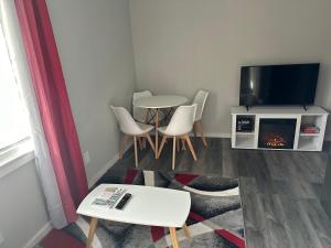 TV a/nebo společenská místnost v ubytování Lake Shafer Resort