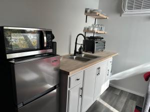 eine Küche mit einer Spüle und einer Mikrowelle in der Unterkunft Lake Shafer Resort in Monticello