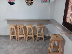 una mesa y cuatro taburetes en una habitación en Casa Montaña en Salta