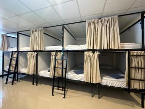 Ένα ή περισσότερα κρεβάτια σε δωμάτιο στο Blue Flow Hostel