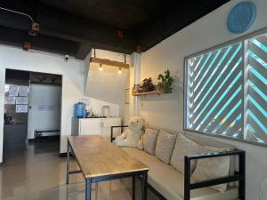 Η κουζίνα ή μικρή κουζίνα στο Blue Flow Hostel