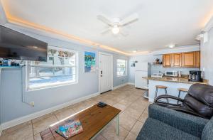 sala de estar con sofá y cocina en Blue Water Beachside Villa 1 en Clearwater Beach