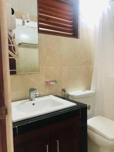 bagno con lavandino e servizi igienici di Ocean Pearl Cottage ad Ahungalla