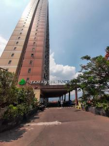 Apartemen Panoramic by Dio Property في باندونغ: مبنى طويل مع علامة على الجانب منه