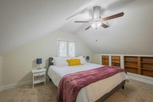 een slaapkamer met een bed en een plafondventilator bij Five Points Mill House with Firepit in Athens