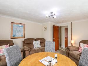 a living room with a table and chairs at Sheppard's Hut in Terrington Saint Clement