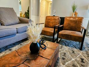 uma sala de estar com um sofá e duas cadeiras em VillaQuèFrancia near Elvis Presley's Graceland 6 mins from Airport em Memphis