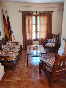 sala de estar con sofás y mesa de cristal en Terrazas, en Salta