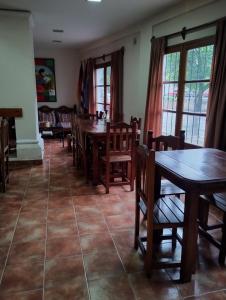 Un comedor con mesas y sillas de madera. en Terrazas, en Salta 22 fotos más