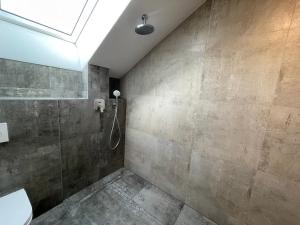 y baño con ducha y lavamanos. en Cozy Apartment near Vienna Airport, en Schwechat