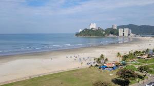 an aerial view of a beach with people on it at Frente Mar - Apartamento para 4 Hóspedes com Home Office Wi-Fi 200mbps, Ar Condicionado e Cozinha Completa in São Vicente