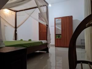 Un pat sau paturi într-o cameră la Muthuarana Villa Matara