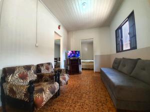 sala de estar con 2 sofás y TV en Casa de temporada em Capitólio Mg en Capitólio