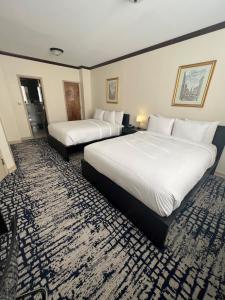 um quarto de hotel com duas camas e um tapete em Night Hotel Broadway em Nova York