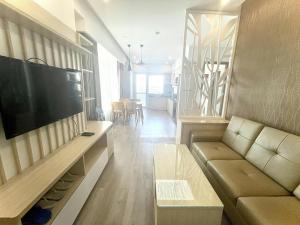 Il comprend un salon doté d'un canapé et d'une télévision à écran plat. dans l'établissement Mường Thanh Oceanus Nha Trang, à Nha Trang