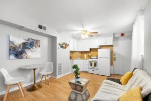 sala de estar con sofá y mesa en 1 Bdrm Flat In Bella Vista, en Filadelfia