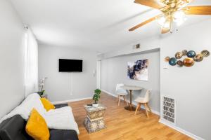 a living room with a couch and a table at 1 Bdrm Flat In Bella Vista in Philadelphia