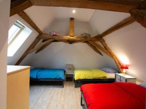 Zimmer mit 2 Betten im Dachgeschoss in der Unterkunft Gîte Saint-Pierre-de-Chignac, 3 pièces, 6 personnes - FR-1-616-18 in Saint-Pierre-de-Chignac