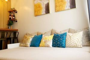 Giường trong phòng chung tại Cozy-spacious-elegant family suite that sleeps 8. +46 ảnh