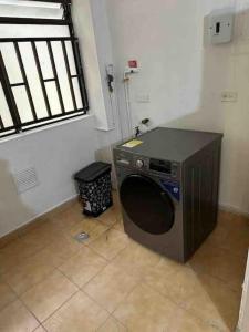 a washing machine sitting in the corner of a room at Apartamento Estadio Laureles in Medellín