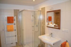Koupelna v ubytování Appartements Real + 32 fotografií
