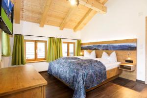 sypialnia z dużym łóżkiem w pokoju w obiekcie Ferienhof Oberhuber w mieście Staudach-Egerndach