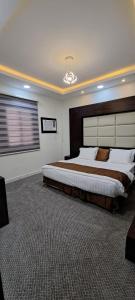 - une grande chambre avec un grand lit dans l'établissement إعمار الشرفةللشقق المفروشه, à Najran
