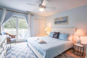 um quarto com uma cama e uma ventoinha de tecto em Endless Summer em Isle of Palms