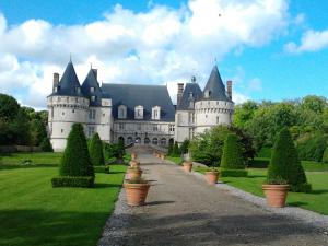 ein Schloss mit Pflanzen davor in der Unterkunft Le Refuge de Normandie avec Spa et Cheminée in Mesnières-en-Bray