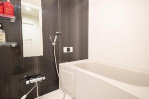 A bathroom at “1ST ROOM” 内装デザイナー監修！30㎡ 最大6名 経堂駅から徒歩5分 築浅 良質な暮らしを Még 22 kép